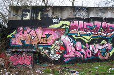 836500 Afbeelding van een graffiti met de Utrechtse Kabouter (KBTR) op het restant van de Akoestischemuurconstructie ...